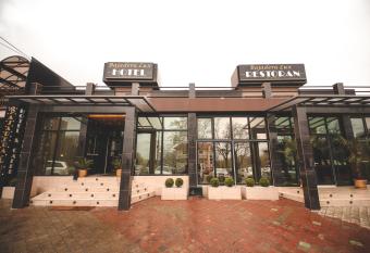 Bajadera Lux has rooms with a private hot tub