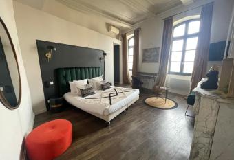 Le Victoria Boutique H  tel allows 18 year olds to book a room