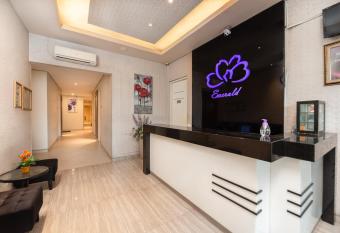 Life Emerald Hotel Surabaya has Balcony rooms