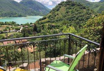 Stanza con terrazzo Vista Lago - LAKEHOLIDAY IT allows 18 year olds to book a room