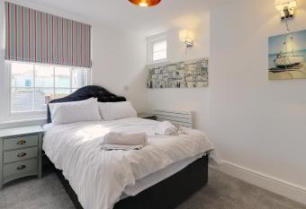 Master accommodation suite 6 allows 18 year olds to book a room