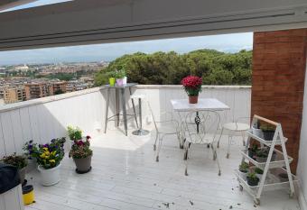 SuiteFrattini Private Spa Rooftop has rooms with a private hot tub