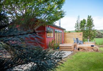 Honey Cottage in Ettrick has rooms with a private hot tub