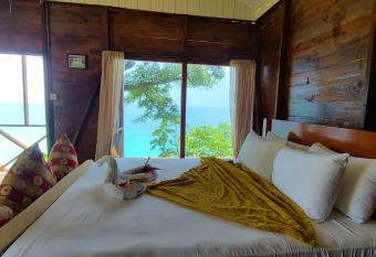 Wilton House Oceanview Cabin has Balcony rooms