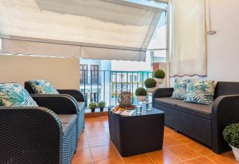 HSH Suites Triana has rooms with a private hot tub