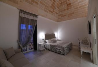 PLAZACARRISI HOTEL & SPA has Balcony rooms