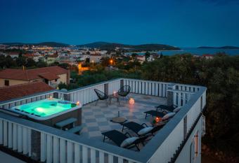 Villa Anna has rooms with a private hot tub