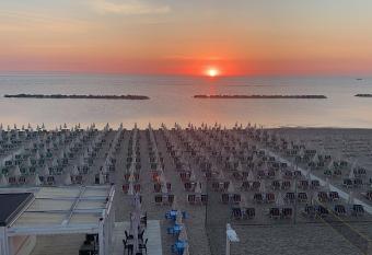 HOTEL FLYING has Balcony rooms