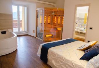 ARTEMIDE  allows 18 year olds to book a room