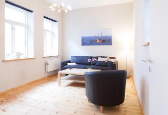 Beim Museumshafen allows 18 year olds to book a room