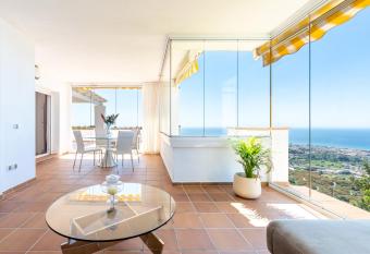 Venus M  laga Apartamento de Lujo has rooms with a private hot tub