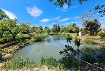 Les Buisses en Provence has Balcony rooms