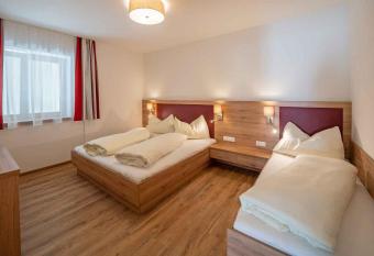 Haus Schluder - Familie Stanitzer has Balcony rooms