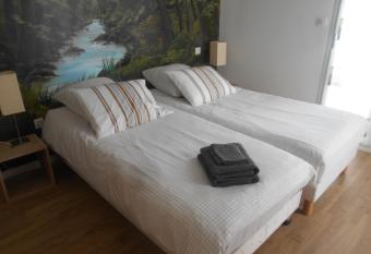 R  sidence l Estrade allows 18 year olds to book a room