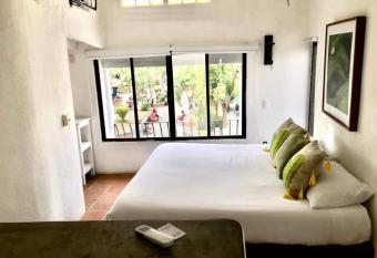 Estudio sobre calle principal con vista a la plaza allows 18 year olds to book a room