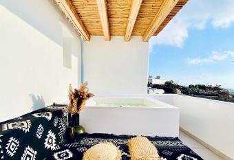 Adama Mykonos Boutique Hotel has rooms with a private hot tub