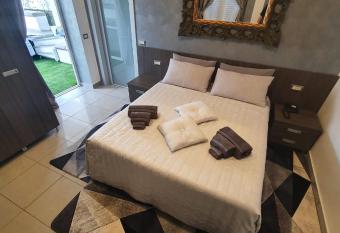 Foresterie Lombarde B&B Villa Ambra has rooms with a private hot tub