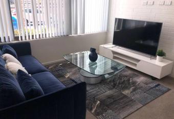 Lakefront Lux Kingston Foreshore Water View Apartment allows 18 year olds to book a room