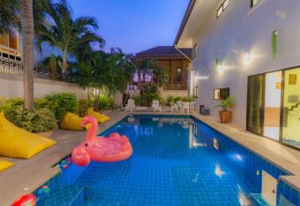 Luxury Pool Villa 4 BR 900M beach 1.5 KM downtown has Balcony rooms