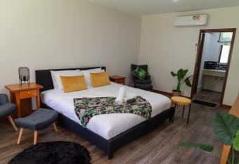 Green Gables Warburton - King Luxury Suite allows 18 year olds to book a room