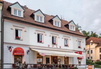 Apartment Jinghu allows 18 year olds to book a room