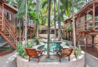 The Beach Bungalows - Digital Nomad Friendly - Adults Only allows 18 year olds to book a room