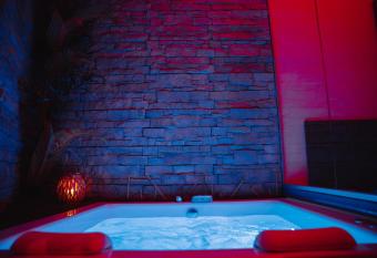 La collina di Capodimonte has rooms with a private hot tub