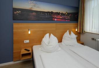 Hotel Pinger allows 18 year olds to book a room