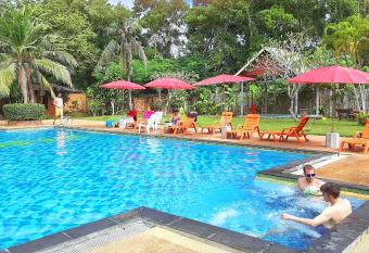 Doo Dee Boutique Resort by Swiss Chalet has rooms with a private hot tub