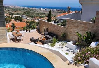 Casa Ibicenca con piscina privado allows 18 year olds to book a room