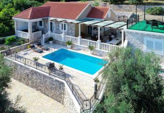 Secluded luxury Villa with sea view and pool has Balcony rooms