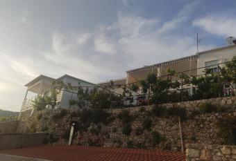 Vila Andoni has Balcony rooms