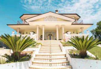 Alexander s Home has Balcony rooms