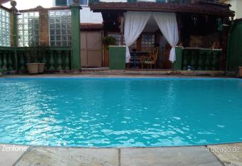 Aconchegante e Silencioso na Serra allows 18 year olds to book a room