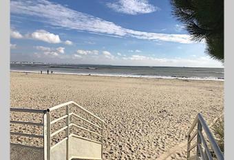 APPARTEMENT LA BAULE 5 PERS A 50 M DE PLAGE has Balcony rooms