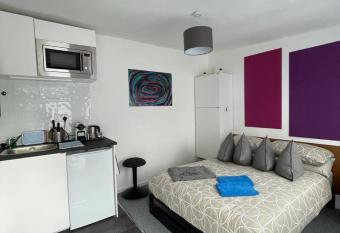 Orange Apartment House Bournemouth allows 18 year olds to book a room