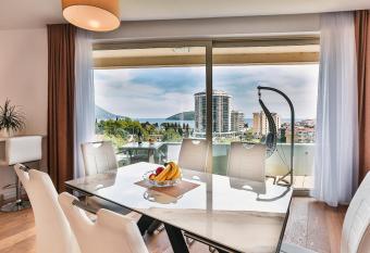 Lux Panorama has Balcony rooms