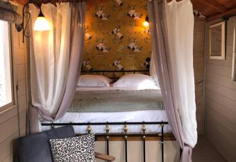 Roulotte    Honfleur allows 18 year olds to book a room