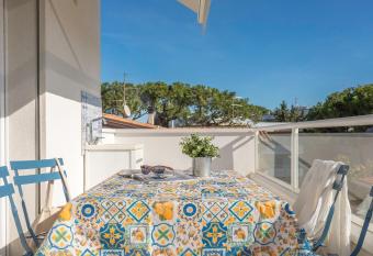 Virgilio - Appartamento moderno a 150 m dal mare has Balcony rooms