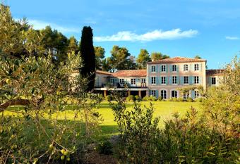 Domaine de Valmouriane has Balcony rooms
