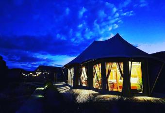 Orchard Valley Glamping has rooms with a private hot tub