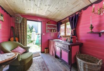 Roulotte Insolite avec terrasse proche Paris allows 18 year olds to book a room