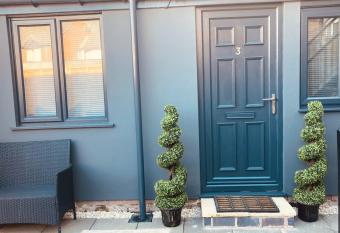 Stunning Stylish & Spacious Ground Floor Apartment, Kidderminster allows 18 year olds to book a room