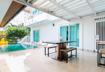 37 Cozy home has Balcony rooms