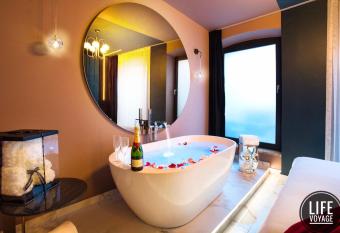 LIFE VOYAGE & SPA by Life Renaissance has rooms with a private hot tub