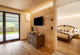 Archehof Hochzirm Lodge Franz has Balcony rooms