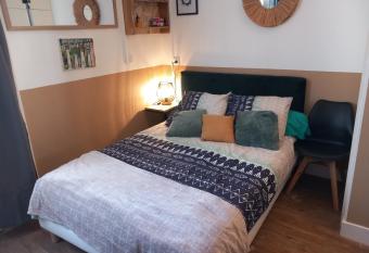Le studio des halles avec climatisation 15m2 allows 18 year olds to book a room
