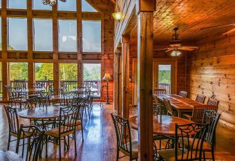 Grandview Experience Lodge has rooms with a private hot tub