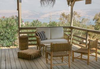 Metzoke Dragot Travelers Village allows 18 year olds to book a room