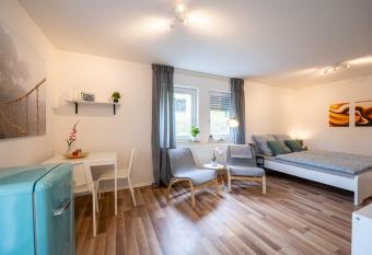 EG Wohnung, zentral, TOP Anbindung, mit gro  er Terrasse has Balcony rooms